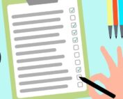 eine Person kreuzt eine Checkliste ab