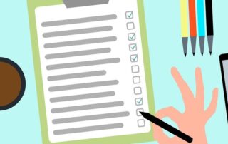 eine Person kreuzt eine Checkliste ab