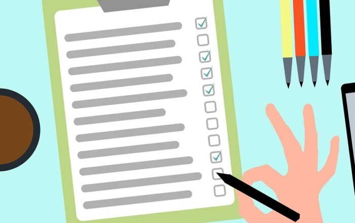 eine Person kreuzt eine Checkliste ab