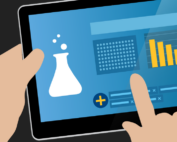 Tablet mit Daten, bearbeitet von einer Hand
