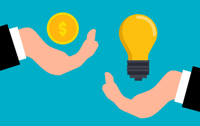 eine Hand mit Geld, eine Hand mit einer Glühbirne/Idee