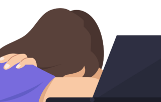 Mädchen sitzt traurig vor ihrem Laptop